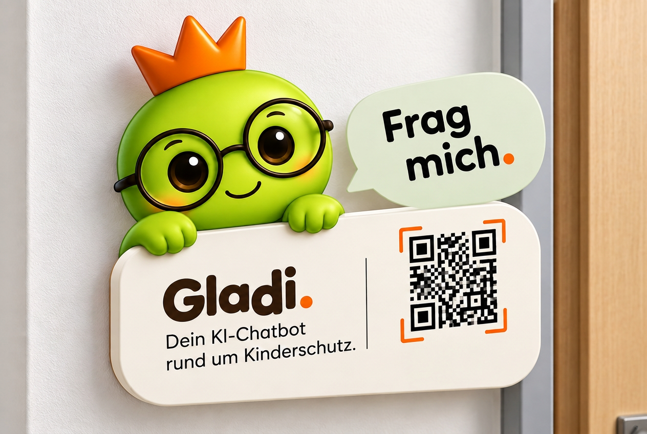 Wandschild-Entwurf mit GLADI-Figur, „Frag mich.“-Sprechblase und QR-Code